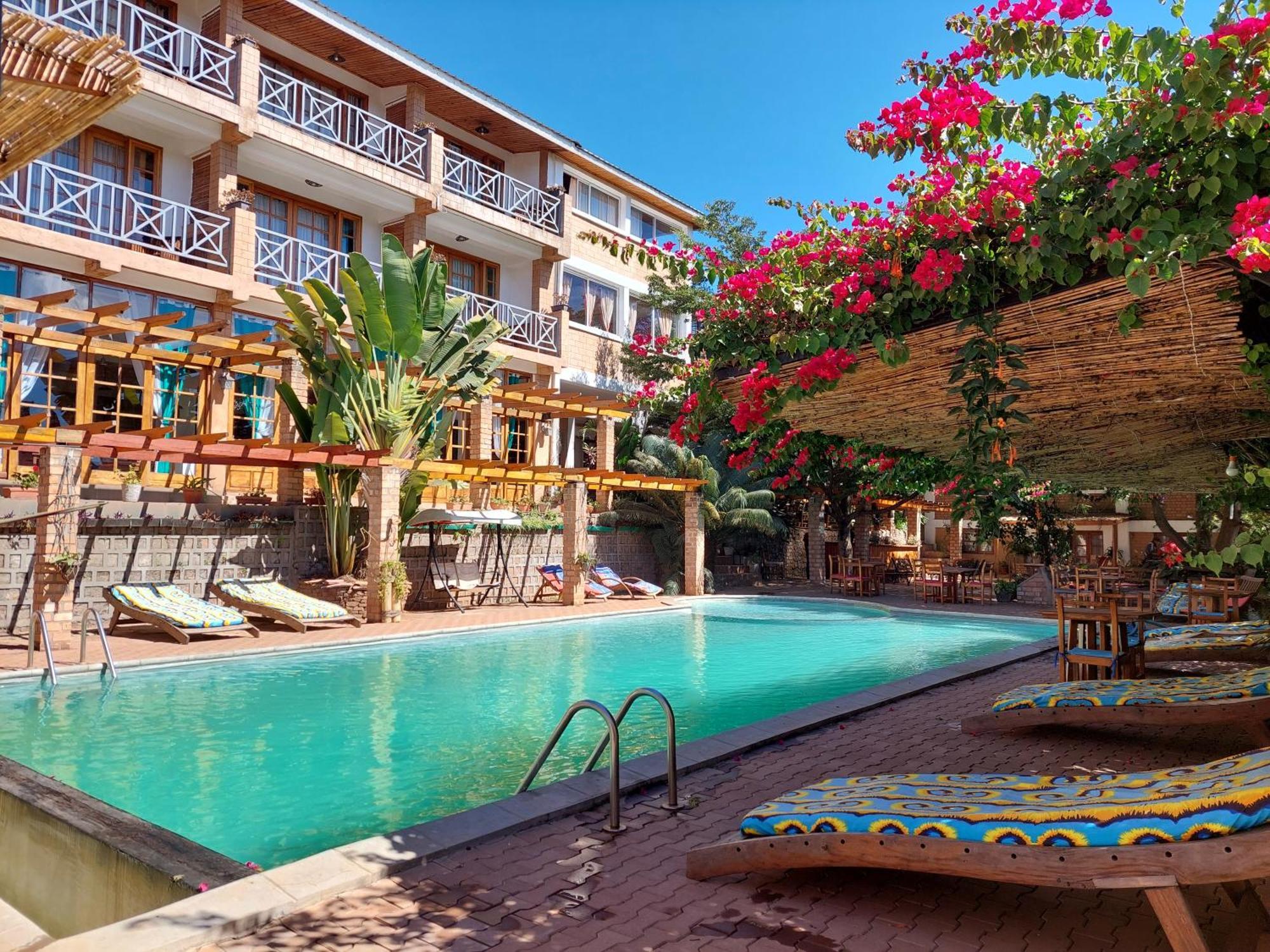 Island Continent Hotel Ivato  Exterior photo